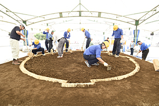 平成28年度大相撲立川立飛場所　土俵づくりの様子