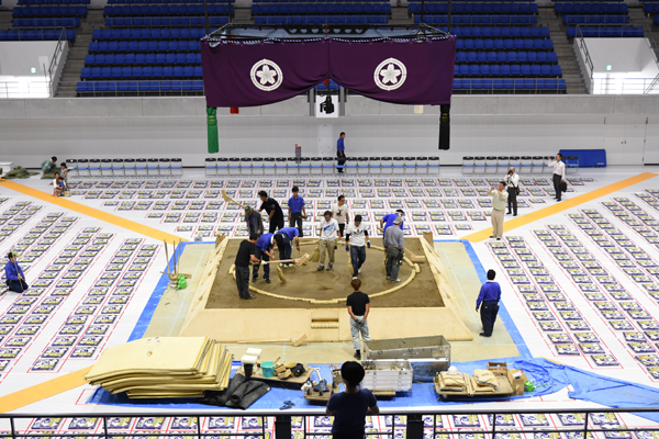平成30年度夏巡業 大相撲立川立飛場所 土俵づくりの様子
